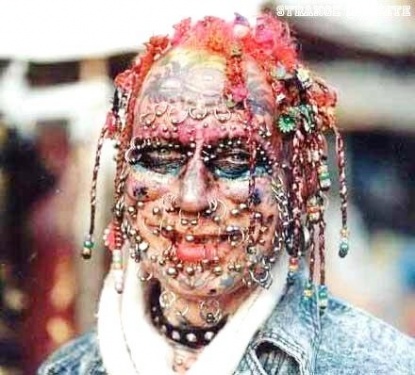 percing-extrême sur le visage d'une femme strnge insolite.com