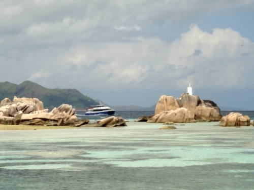 Ferry entre Praslin et la Digue arrivant à la Passe