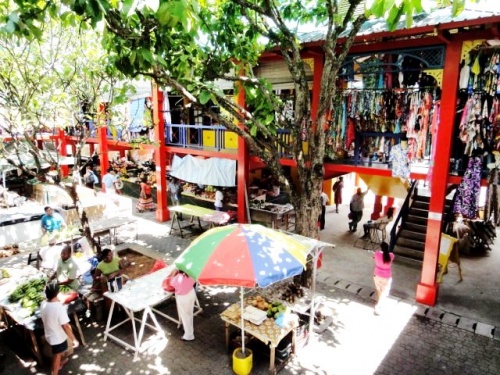 Le marché couvert de Mahé vu du resto à l'étage