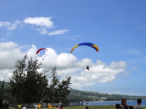 Arrivée des parapentistes plage de Saint Leu