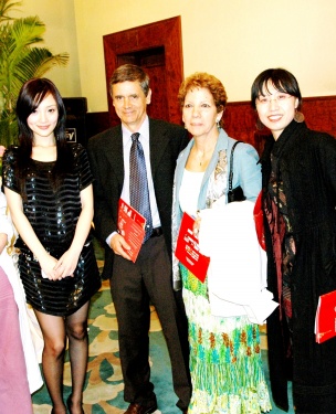 A Pékin un festival du film avec une jeune actrice chinoise célèbre et la responsable de l'Alliance