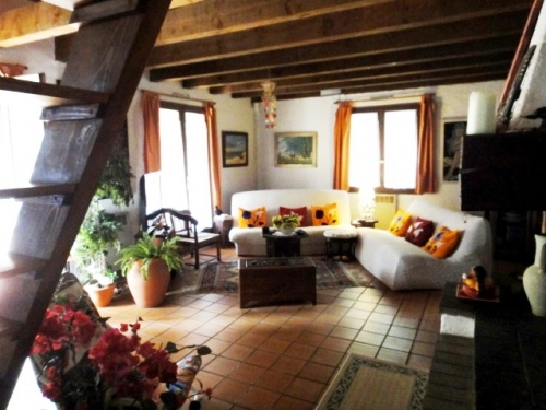 Coin salon et escalier de mezzanine