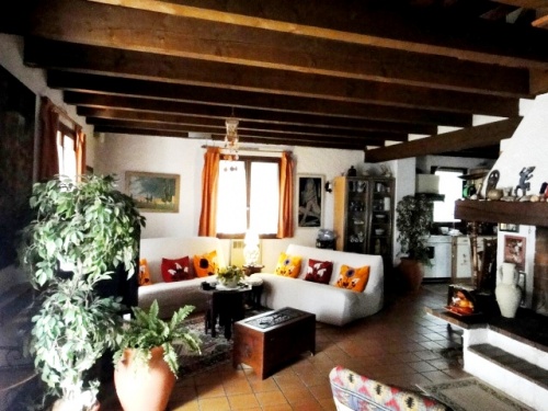 Coin salon et cuisine ouverte