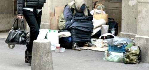Femme à la rue à Paris ( photo Jacques Demarthon-archives AFP).