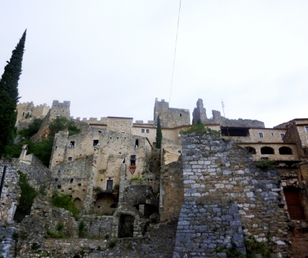 Les remparts du château de Saint Montan tout en haut