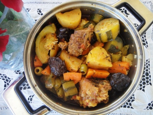 Au menu ce jour, tajine aux pruneaux-semoule et crème catalane
