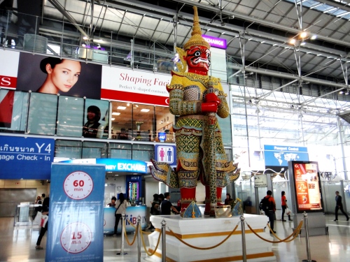 Divinité à l'aéroport devant laquelle prie des gens