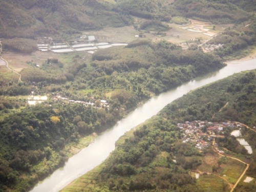 l'avion ne tarde pas à se poser