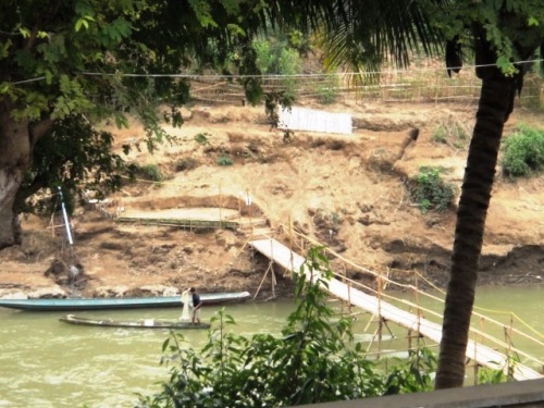 Une passerelle qui relie les deux rives