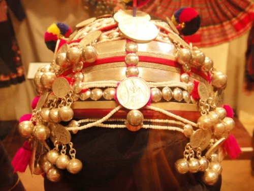 Une parure décorée de monnaie ancienne françaizse