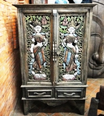 Magnifique petit buffet Hmong sculpté et peint