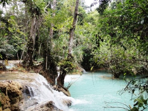 Eau bleu perle, non transparente