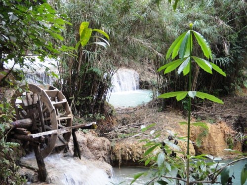 Une roue à eau pour faire marcher un pilon à riz