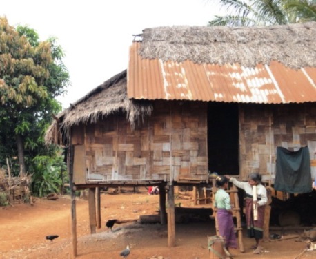 La grand-mère fume la pipe de bambou
