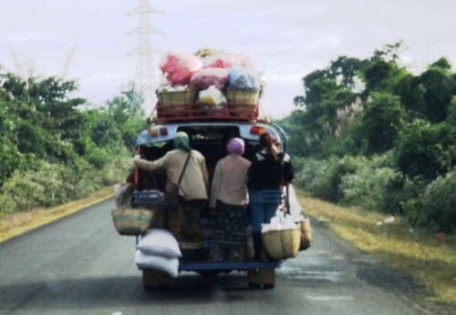 Chargement incroyable d'un petit tuktuk