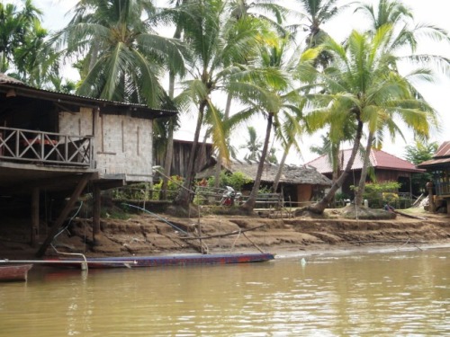 Village au bord du Mékong au Laos