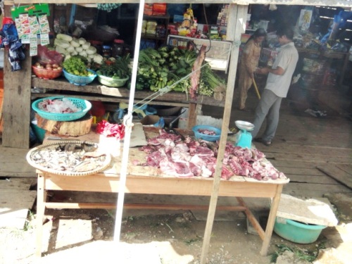 étalage de viandes poissons et légumes