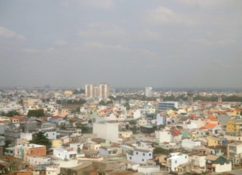 L'A.T.R. rase les toits de Saïgon !