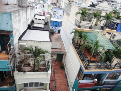 Des immeubles de 3 à 4 m de large vus du 5ème étage de l'hôtel