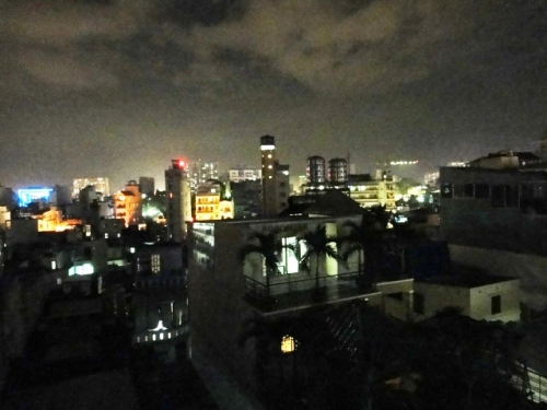 La nuit tonbe sous la pluie