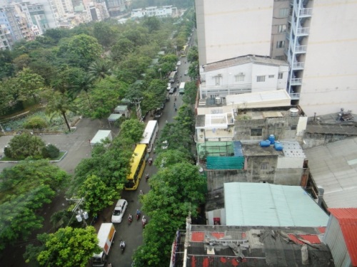 Ho Chi Minh jardin public vu à travers la vitre de l'hôtel