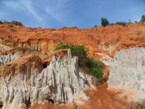 La roche est ciselée