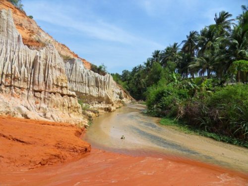 Terre rouge et rochers blancs