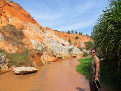 Les pieds dans l'eau rouge