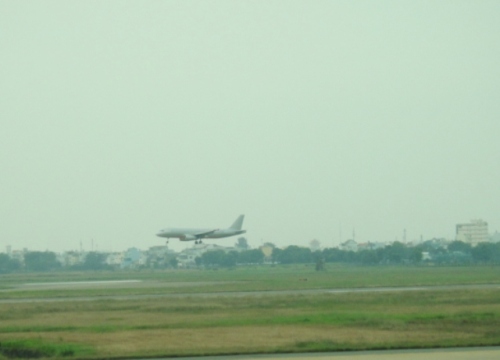 Des avions se posent juste devant les habitations