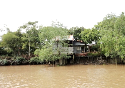 Case en tôle dans le delta