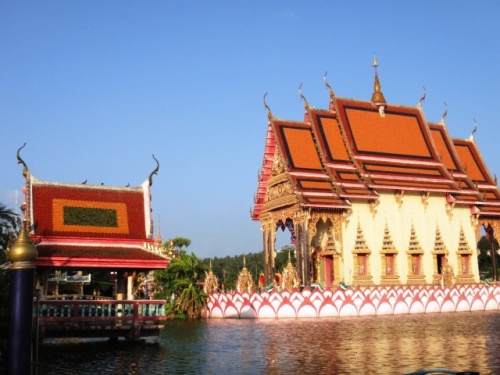 Temple dans le soleil couchant