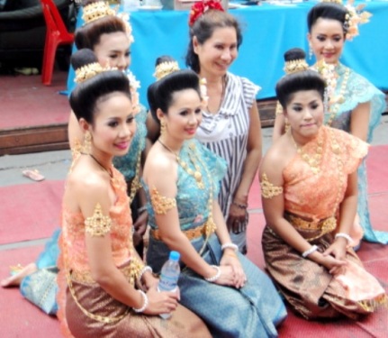 Des danseuses dans la rue