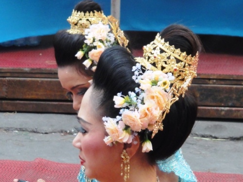 Détails de la coiffure des danseuses