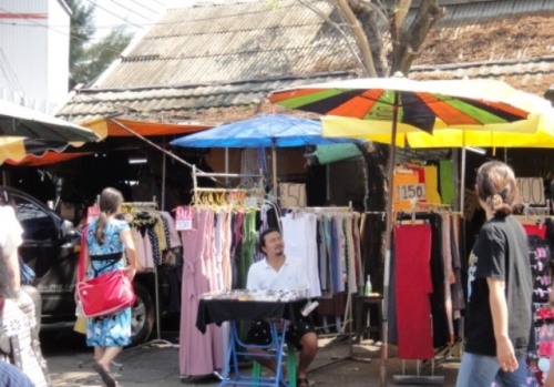 Marché immense il faurdait 15 heures pour tout voir, en comptant 1 mn par petite boutique!