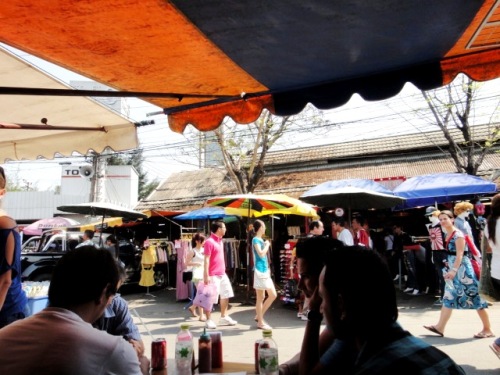 Déjeuner au marché du W-E, en compagnie de nos amis népalais.