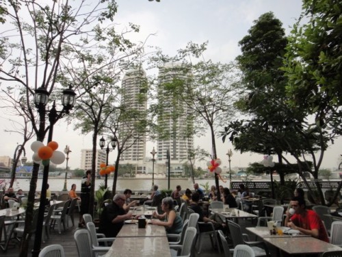 Petit déjeuner auprès de la rivière Chao Praya