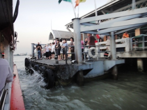 Embarcadère et débarcadère. il vaut mieux ne pas manquer le quai!