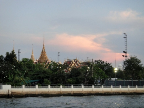 Le palais dans le soir qui tombe