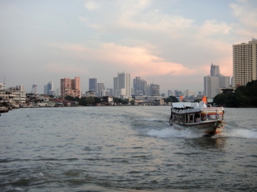 Les gratte-ciels de Bangkok vus de la navette