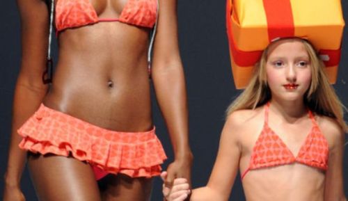 1652169_3_526f_defile-d-agatha-ruiz-de-la-prada-lors-de-la_6c52b2039a7ecc80ca388a70d44f291f[1]