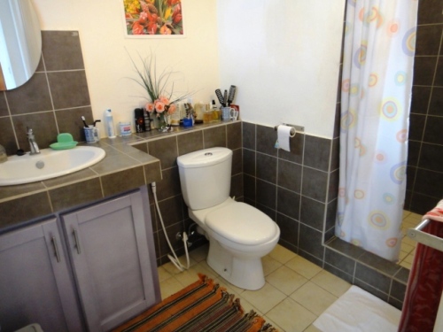 S d B  de la chambre 1 et  deux autres S d B du même type