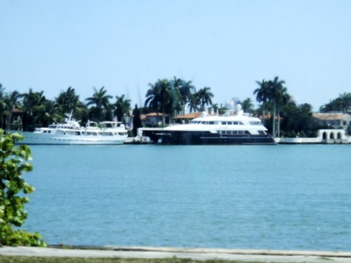 Somptueuses villas avec les bateaux à quai depuis la vitre du taxi