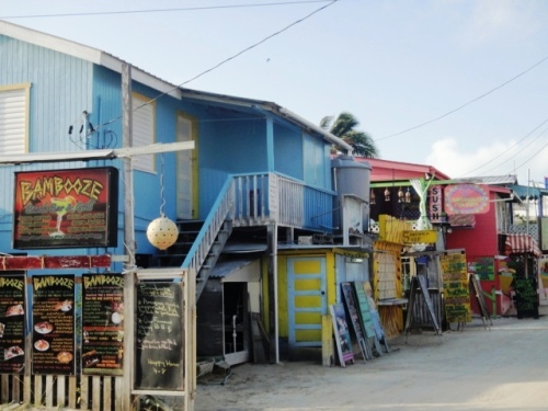 Maisons colorées et rues de sable blanc