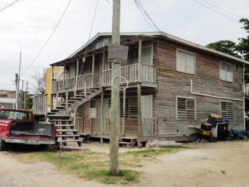  un Type de maison en bois au centre ville à San Pedro
