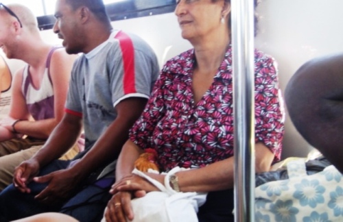 Crusita et sa poule apprivoisée dans le bateau!