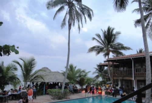 Des spectateurs éparpillés autour de la piscine