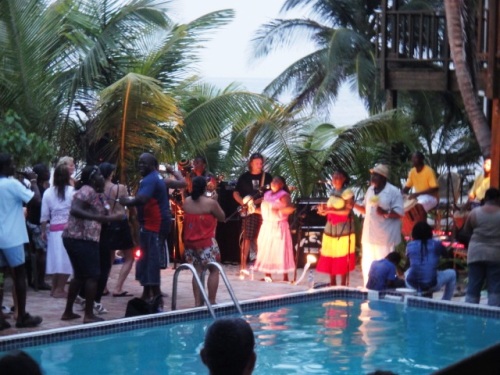 Le concert de garifuna et les gens qui dansent