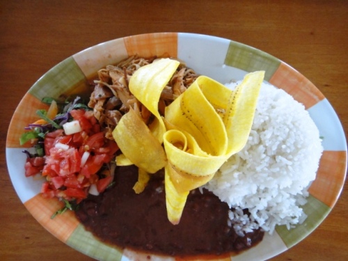 Abonnée aux nachos, burritos, casados (ici, banane frite, riz, haricots rouges, poulet en suuce et t