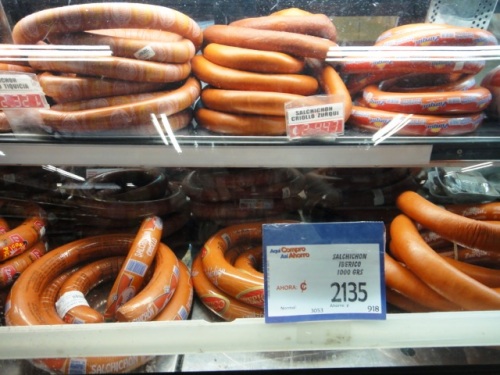 La charcuterie ressemble à des tuyaux d'arrosage!