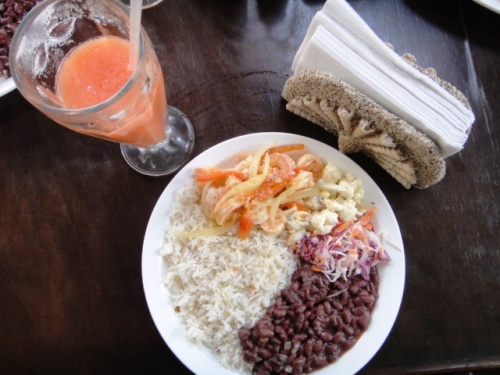 Casado aux camarones et jus de papaya